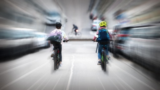 Kinder fahren Rad auf der Straße 