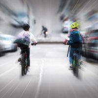 Kinder fahren Rad auf der Straße 