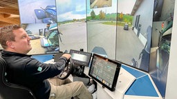 Blick in die Leitstelle: Der Teleoperator steuert den Traktor aus der Ferne