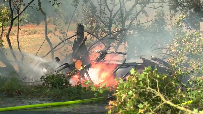 Brennender Tesla während der Löschung durch die Feuerwehr 