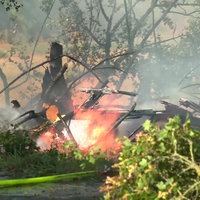 Brennender Tesla während der Löschung durch die Feuerwehr 