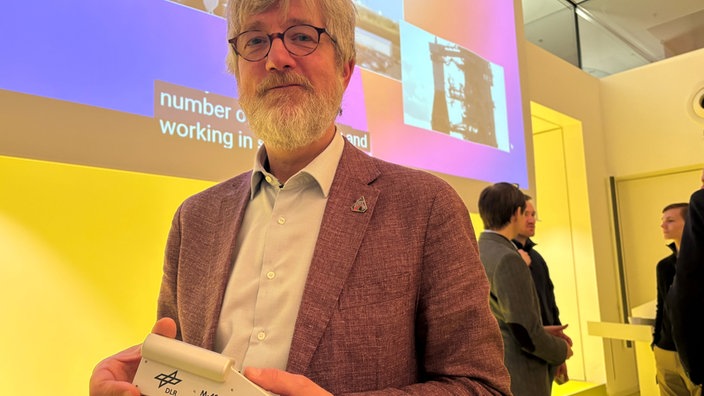 Thomas Berger zeigt einen der unspektakulär aussehenden Sensoren
