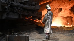 Ein Stahlarbeiter steht an einem Hochofen von Thyssenkrupp Steel.