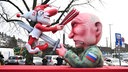 Putin ersticht eine Figur auf der "Satire" steht. Diese haut ihm mit einem Fächer auf den Kopf