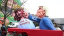 Ein Jesus mit Dornenkrone und Aufschrift "Love & humanity" wird von Trump geboxt. Auf Trumps Ärmel steht ICE