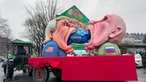 Donald Trump und Wladimir Putin essen ein blaues Schwein mit der Aufschrift "Europa"