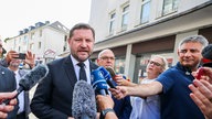 Solingens Oberbürgermeister Tim Kurzbach spricht nach der Messerattacke auf dem Stadtfest in der Nähe des Tatorts.