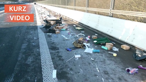 verschmutzter Autobahnseitenstreifen 