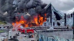 Auf dem Tomorrowland-Festival in Belgien brennt eine Bühne. Die Feuerwehr kämpft gegen die Flammen.