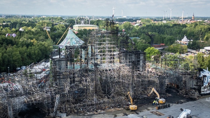 Eine Drohnenaufnahme zeigt die Hauptbühne nach dem Brand auf dem Tomorrowland-Festival für elektronische Musik auf dem «De Schorre»-Gelände.