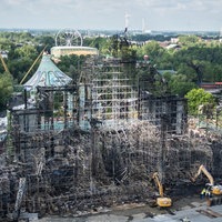 Eine Drohnenaufnahme zeigt die Hauptbühne nach dem Brand auf dem Tomorrowland-Festival für elektronische Musik auf dem «De Schorre»-Gelände.