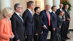 Gruppenfoto: US-Präsident Trump mit Präsident Selenskyi, Ursula von der Leyen, UK-Prime Minister Keir Starmer, Finnlands Präsident Stubb, Präsident Macron, Italiens Premierministerin  Meloni, Kanzler Merz, NATO Secretary General Mark Rutte. 