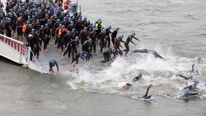 Beim Bonner Triathlon starten die Teilnehmer mit einer 3,8km langen Schwimmeinheit im Rhein 