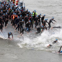 Beim Bonner Triathlon starten die Teilnehmer mit einer 3,8km langen Schwimmeinheit im Rhein 