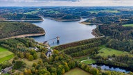 Luftaufnahme des Stausees an der Großen Dhünntalsperre mit Wasserentnahmeturm