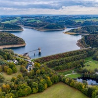 Luftaufnahme des Stausees an der Großen Dhünntalsperre mit Wasserentnahmeturm