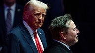 Das Bild zeigt Donald Trump und Elon Musk vor dunklem Hintergrund