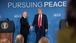 Präsident Trump und Präsident Putin schütteln Hände bei der Pressekonferenz in Alaska 