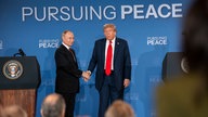 Präsident Trump und Präsident Putin schütteln Hände bei der Pressekonferenz in Alaska 
