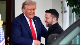 US-Präsident Trump begrüßt den ukrainischen Präsidenten Selenskyj.