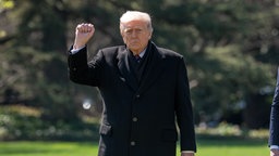 Trump gestikuliert zur Presse vor dem Weißen Haus in Washington, DC.