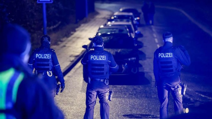 Die Polizei riegelte das Tuning-Treffen in Solingen ab
