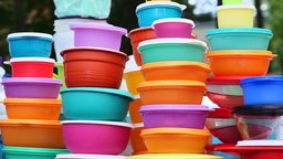 Mehrere gestapelte, bunte Tupperware-Dosen. (23.07.2020)