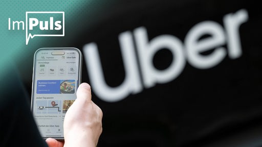 Ein Handy auf dem die Uber-App geöffnet ist 