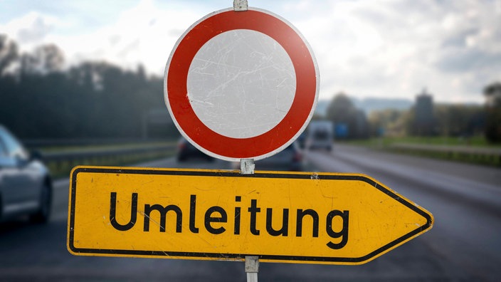 Straßensperre mit einem Verkehrsschild mit Aufschrift: Umleitung
