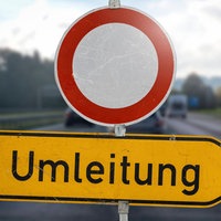 Straßensperre mit einem Verkehrsschild mit Aufschrift: Umleitung