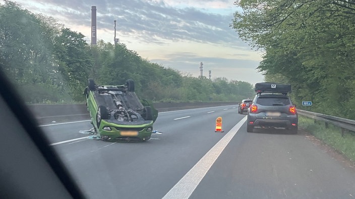 Ein Auto liegt nach einem Unfall auf dem Dach.