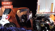 Beschädigter Smart und beteiligter LKW.