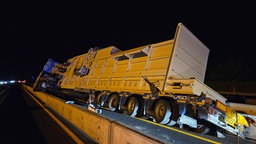 Umgekippter Schwertransporter auf der A4 bei Köln-Eifeltor