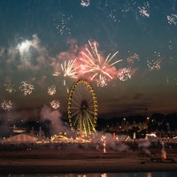 Feuerwerkskörper werden vom Rheinufer in den Himmel geschossen