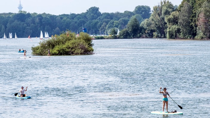 Ein See mit mehreren Wassersportlern (Archivbild)