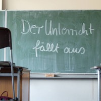 "Der Unterricht fällt aus" steht auf einer Schultafel in einem Klassenraum