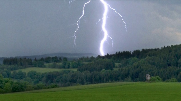 Unwetter, dunkle Wolken, Wiesen- und Waldlandschaft