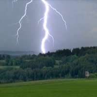 Unwetter, dunkle Wolken, Wiesen- und Waldlandschaft