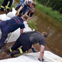 Helfer graben am 02.06.2016 in Hamminkeln (Nordrhein-Westfalen) einen Durchstich in den Deich der Issel, um den Pegel zu senken