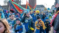 Kostümierte Schüler und Schülerinnen beim Schull- un Veedelszöch in Köln 