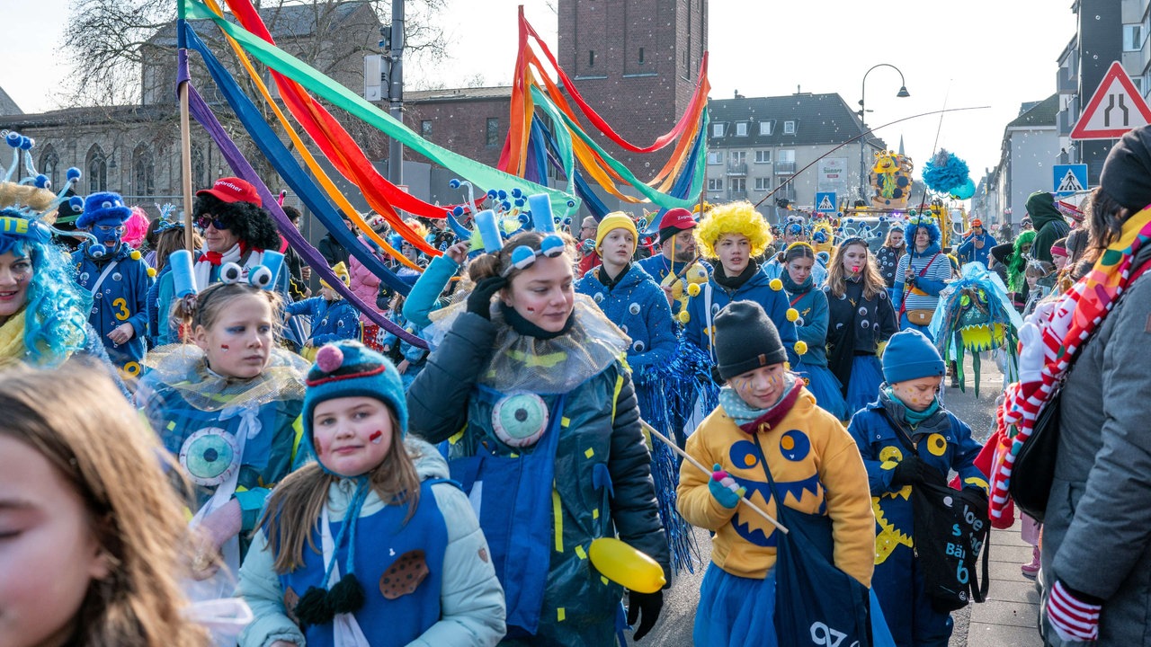 Kostümierte Schüler und Schülerinnen beim Schull- un Veedelszöch in Köln 