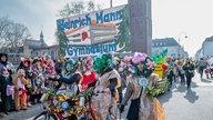 Das Heinrich Mann Gymnasium beim Schull- un Veedelszöch in Köln 