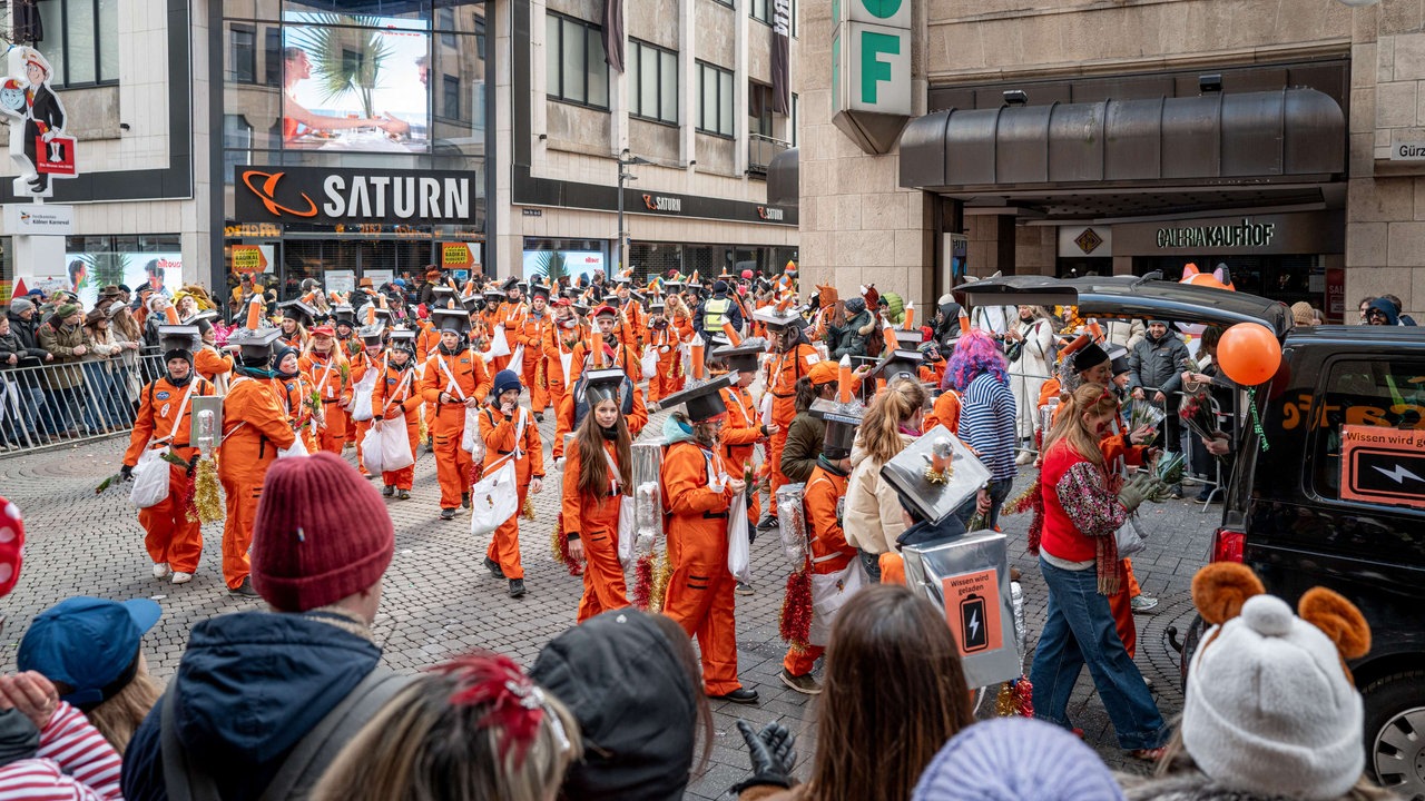 Viele orange gekleidete Schüler und Schülerinnen 