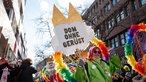 Kostümierte Frau hält ein Schuld mit der Aufschrift: Dom ohne Gerüst 