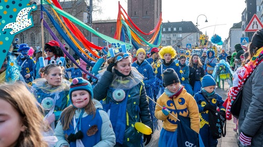 Kostümierte Schüler und Schülerinnen beim Schull- un Veedelszöch in Köln 
