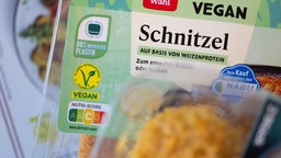 Eine Packung veganes Schnitzel auf Basis von Weizenprotein
