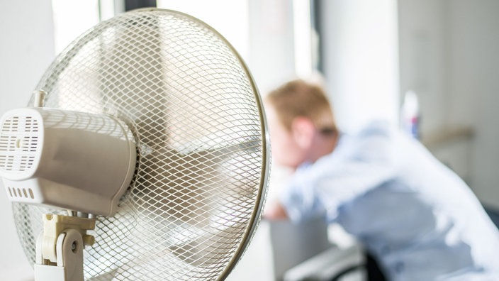 Ein Ventilator steht in einem Büro