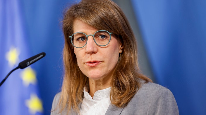 Verena Schäffer (Grüne), Vorsitzende der Grünen-Fraktion, am Mikrofon