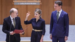 Verena Schäffer  wird im Landtag von Andre Kuper , und Hendrik Wüst vereidigt.