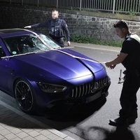 Ein beschädigter Mercedes AMG steht nach einem Unfall auf einer Straße in Remscheid Lennep. Polizeibeamte sichern Spuren an dem Fahrzeug.